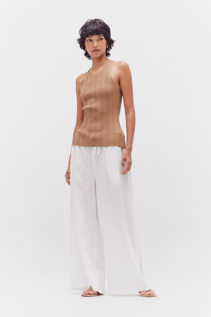 GRADE AND GATHER VARIED RIB TANK – A WALNUT-COLORED TANK WITH A CLASSIC ROUND NECKLINE AND TEXTURED RIB KNIT