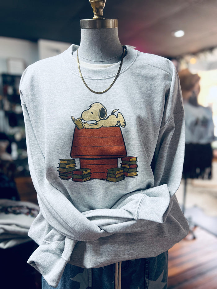 SNOOPY READING