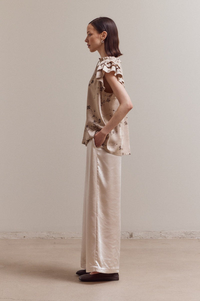 GRADE & GATHER NATURAL PRINTED RUFFLE SATIN TOP