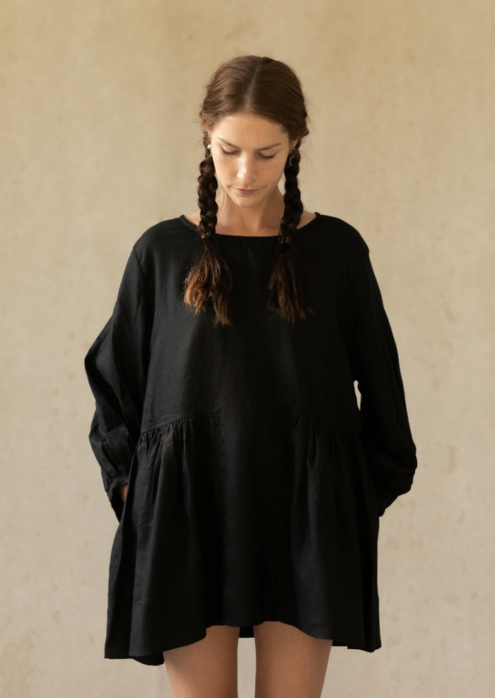 LINEN SOMERLUS DRESS IN NOIR