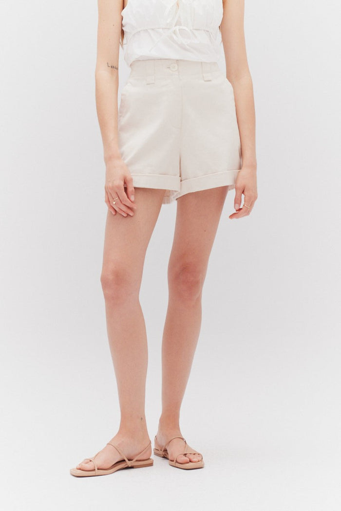 GRADE AND GATHER TWILL SHORTS – CLASSIC MILK-COLORED SHORTS WITH POCKETS AND BELT LOOPS